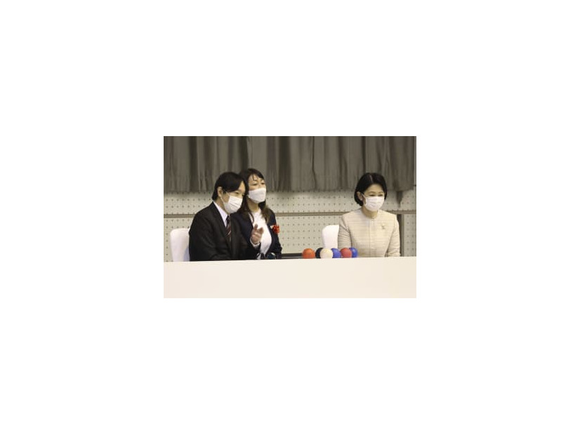 第22回全国障害者スポーツ大会でボッチャの試合を観戦される秋篠宮ご夫妻＝29日午後、栃木県那須塩原市（代表撮影）