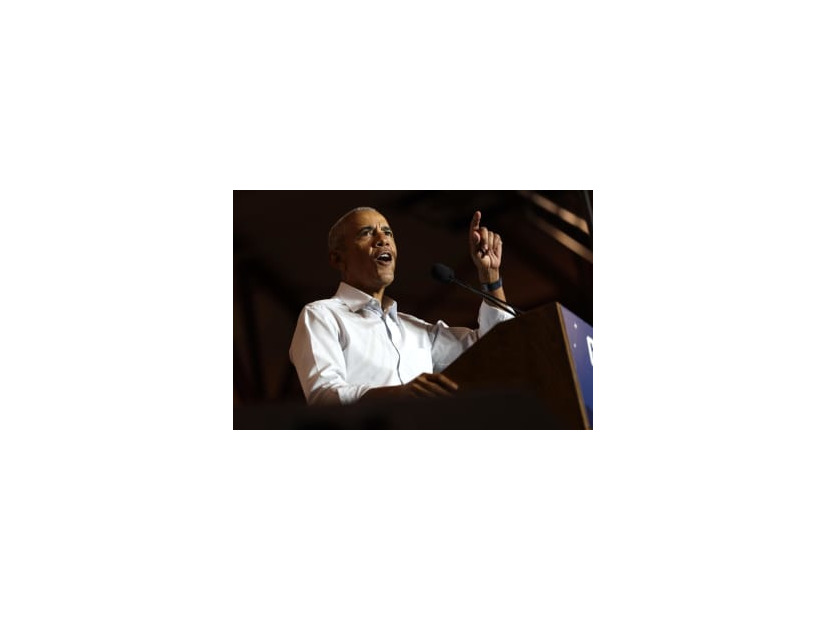 米中間選挙の応援演説を行うオバマ元米大統領＝2日、西部アリゾナ州（ゲッティ＝共同）