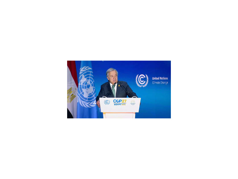 COP27の首脳級会合で演説する国連のグテレス事務総長＝7日、エジプト・シャルムエルシェイク（条約事務局ホームページの中継から）