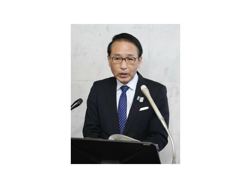 閣議後、記者団の取材に応じる葉梨法相＝11日午前、国会