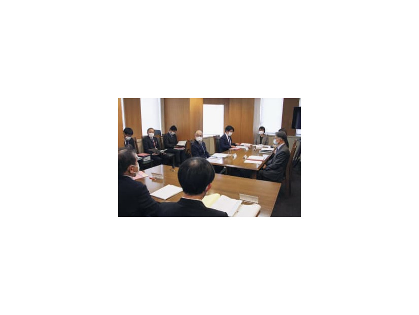 静岡県教育委員会に常設された第三者調査委員会の初会合＝16日午後、静岡県庁