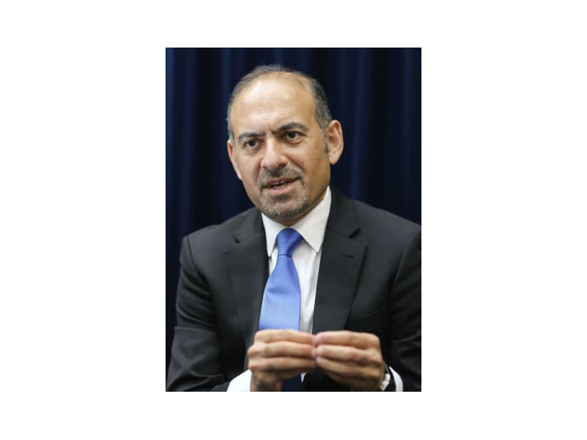 インタビューに答える米国務省のディラワー・サイエド特別代表