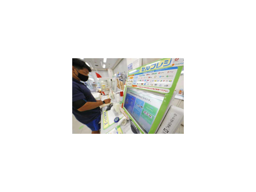 東京都内のコンビニで、キャッシュレス決済が可能なセルフレジを利用する買い物客＝2020年9月