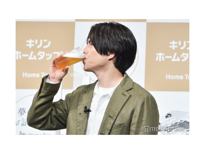 自分で入れた生ビールをおいしそうに飲む重岡大毅 （C）モデルプレス