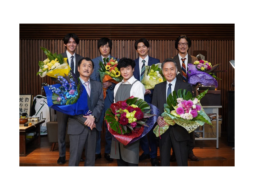 （前列左から）吉田鋼太郎、東山紀之、北大路欣也（後列左から）小瀧望、塚本高史、白洲迅、田辺誠一（C）テレビ朝日