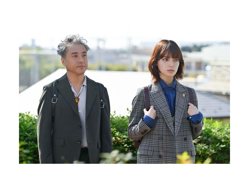 （左から）ムロツヨシ、平手友梨奈「うちの弁護士は手がかかる」第3話より（C）フジテレビ