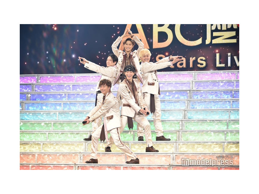 5starsポーズを求められ笑顔があふれるA.B.C-Z（下から時計回りに）河合郁人、五関晃一、橋本良亮、塚田僚一、戸塚祥太（C）モデルプレス