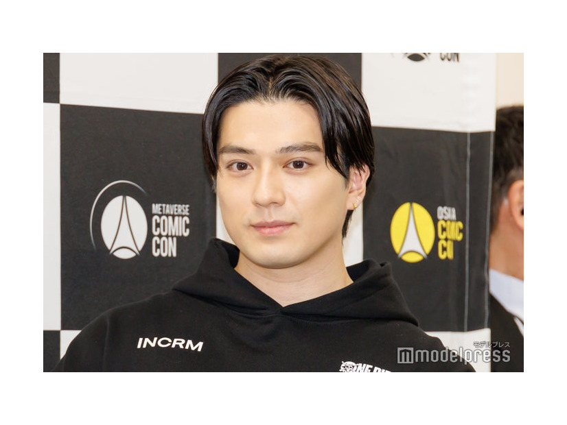 「東京コミコン2023」オープニングセレモニー後の囲み取材に応じた新田真剣佑（C）モデルプレス