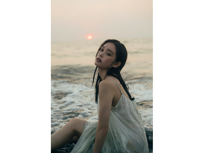 高石あかり「高石あかりファースト写真集 幻灯」（東京ニュース通信社刊）（C）撮影／横山マサト