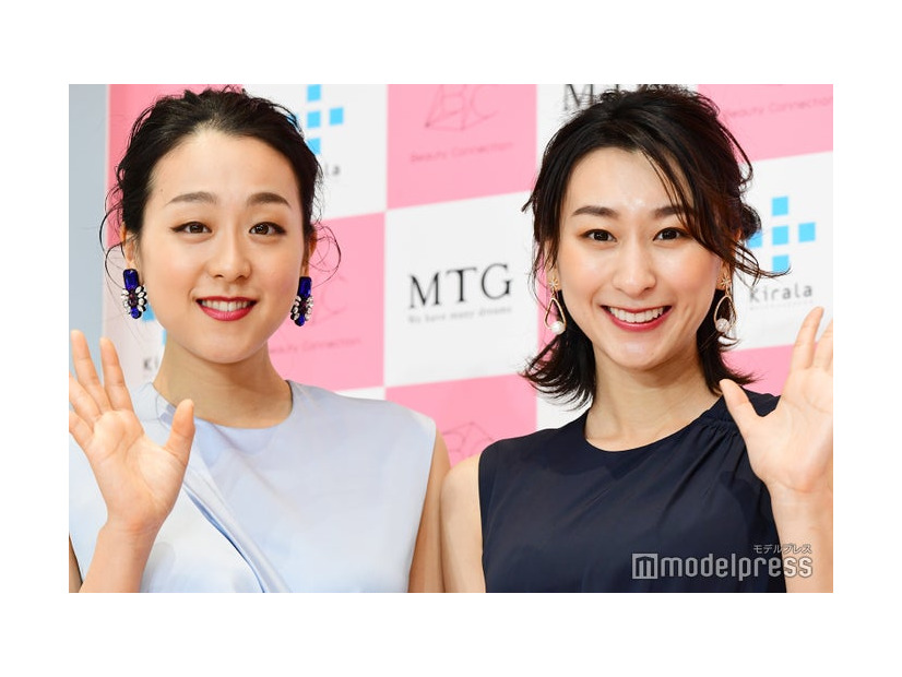 （左から）浅田真央、浅田舞（C）モデルプレス