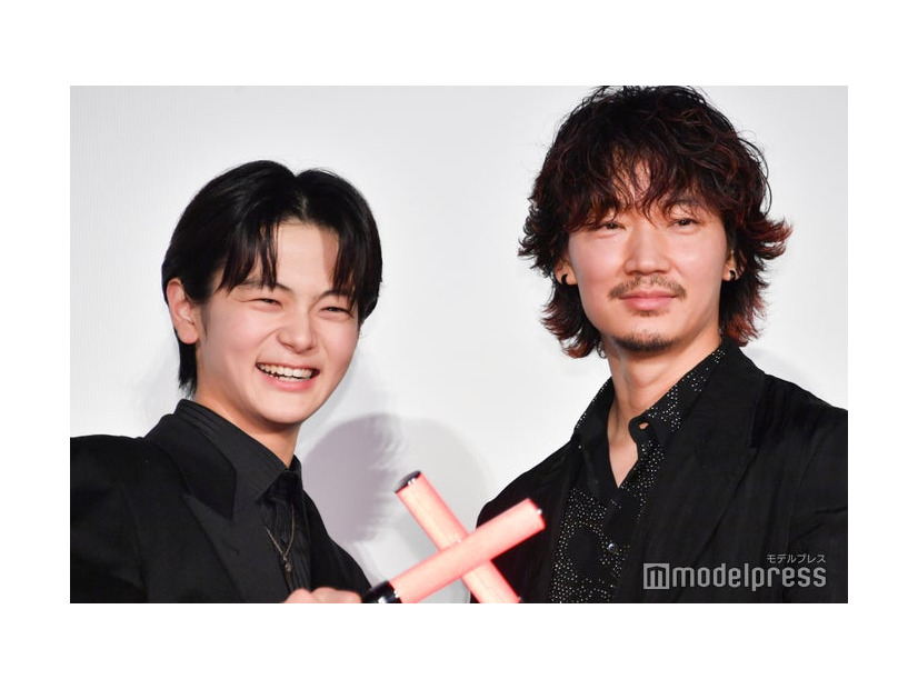 ペンライトで「X」を作る齋藤潤、綾野剛（C）モデルプレス