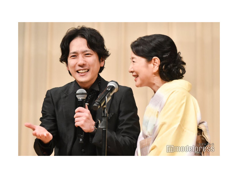 司会の二宮和也と主演女優賞を受賞した吉永小百合（C）モデルプレス