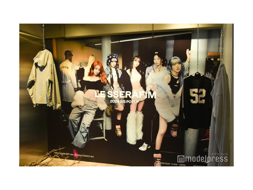 「LE SSERAFIM 2024 S／S POP UP IN TOKYO」内観（C）モデルプレス