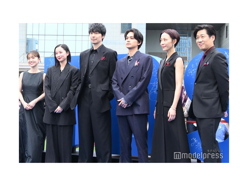 （左から）大島優子、堀田真由、長谷川博己、北村匠海、木村佳乃、林泰文（C）モデルプレス