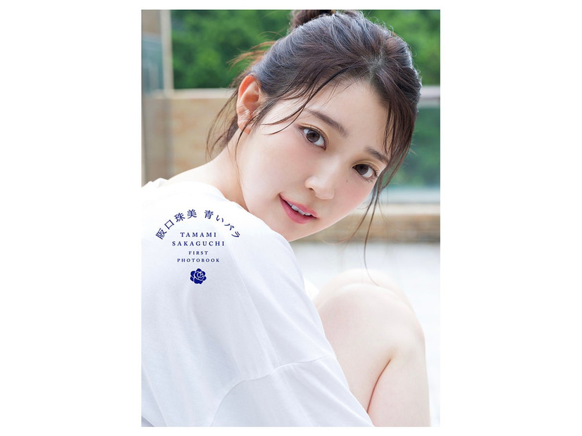 乃木坂46 阪口珠美1st写真集「青いバラ」通常版表紙／撮影：Takeo Dec.（画像提供：幻冬舎）