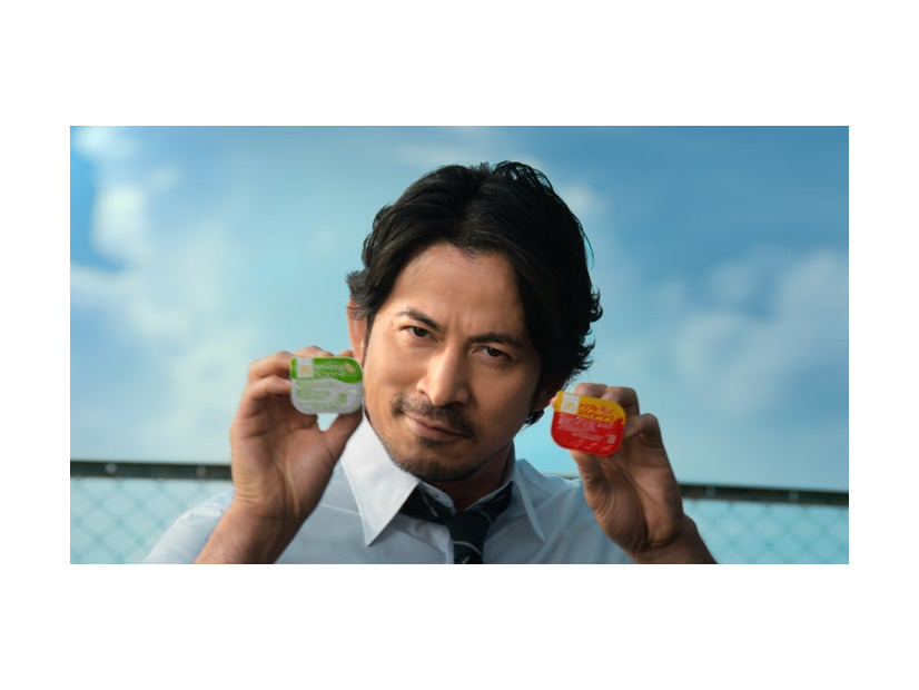 岡田准一／テレビCMスパイシーチキンマックナゲット 「応援って意味ありますか？」篇より（提供写真）