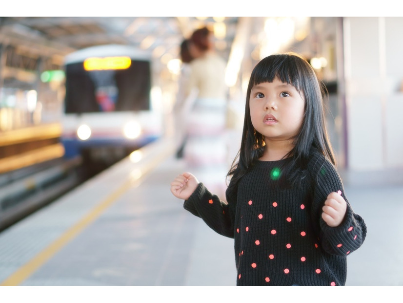 【電車で】高齢者の杖を触る女の子…→母「ダメでしょ」次の瞬間、女の子のまさかの返答に「思わず笑ってしまった」