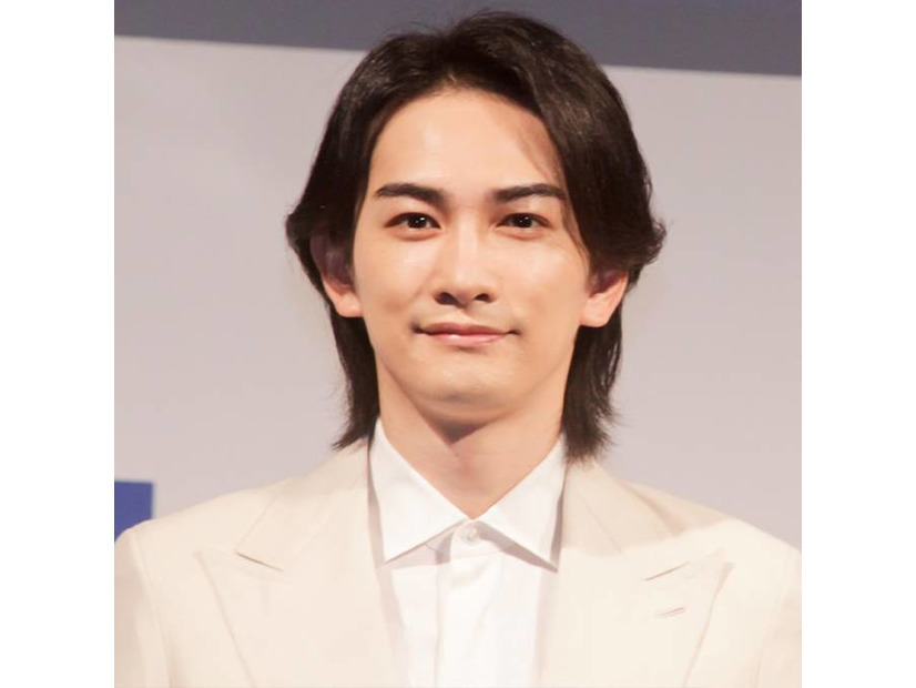 「脚長すぎー！」町田啓太、スタイルの良さが際立つ白T×デニムSHOTに反響「かっこよすぎます」