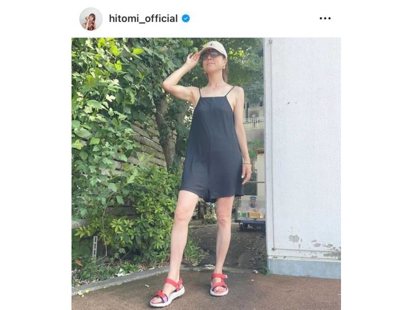 hitomi、子どもたちとプールへ！引き締まったスイムウェアSHOTに反響「若々しくて綺麗」「可愛い」