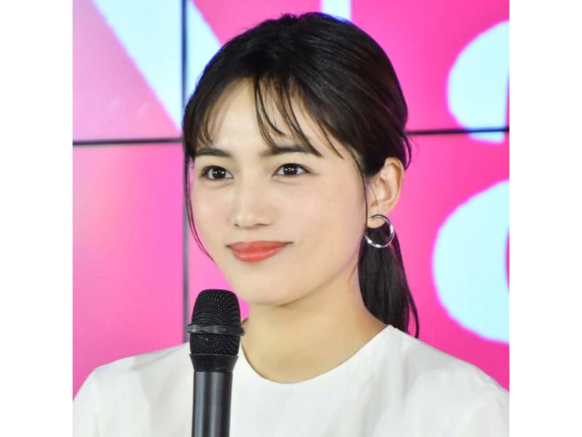 川口春奈、美しいフェイスラインが際立つ横顔SHOTに反響「綺麗すぎる」「相変わらずべっぴん」