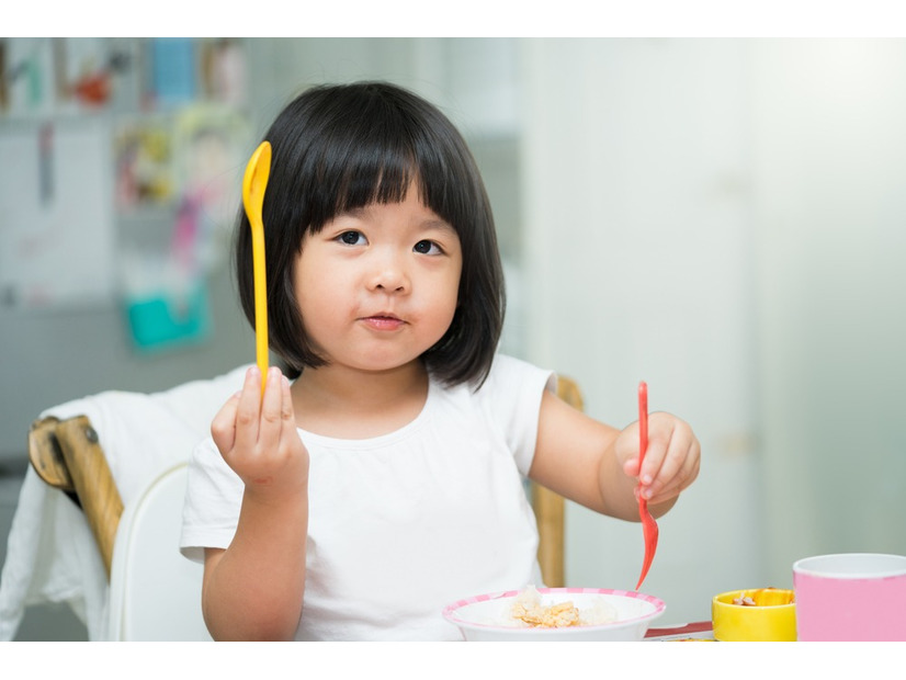 【キャンプで】1歳半の子どもがテーブルにあった巨峰を！？…→次の瞬間、見せた表情に「おかしくて笑ってしまった」