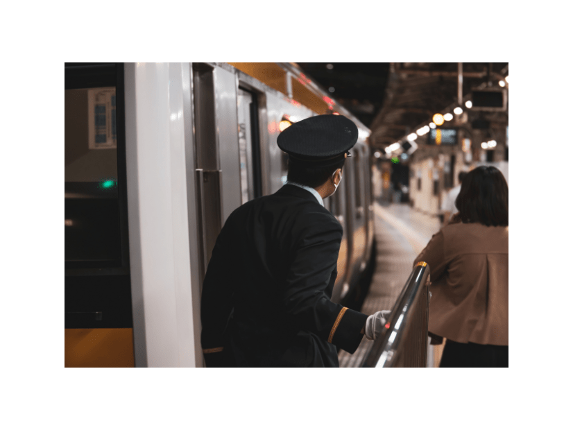 駅構内で…迷子になって号泣する”子ども”。しかし数分後⇒駅員の【特別な対応】で子どもが笑顔に！