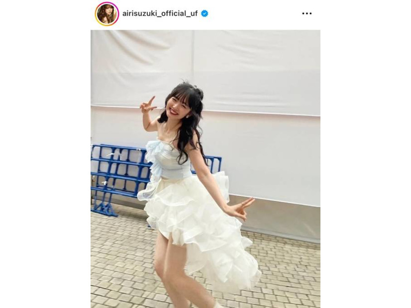 鈴木愛理、ほっそり美脚が際立つふわふわ衣装SHOTに反響「ビジュ良すぎる！」「ほんとに衣装が優勝」