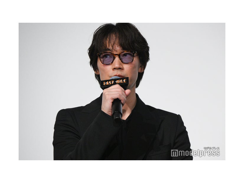 伊吹サングラス姿で登場した綾野剛（C）モデルプレス