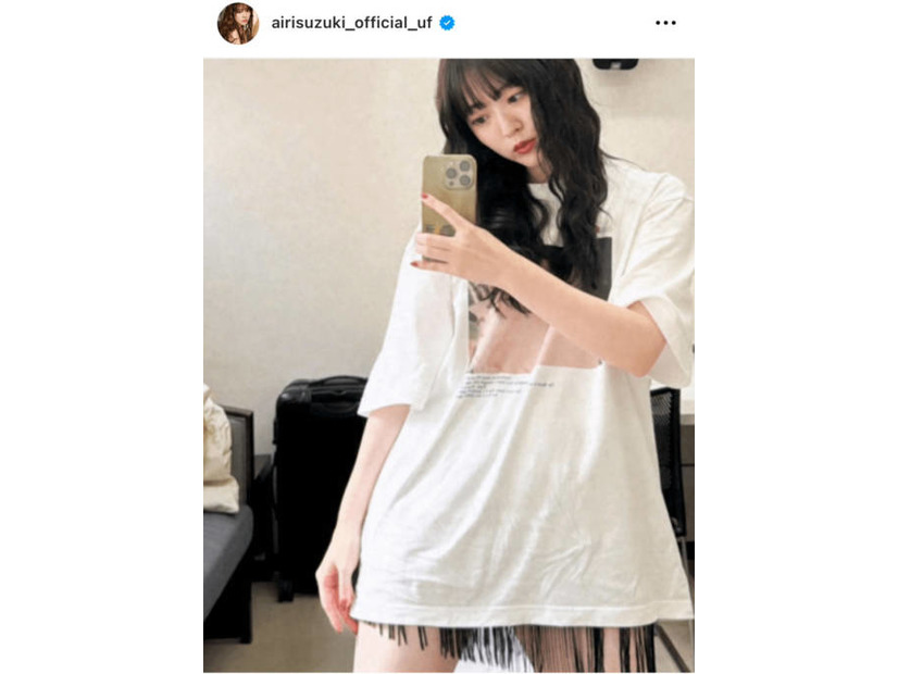 鈴木愛理、自身の“幼少期”柄Tシャツを着こなした自撮りSHOTに「センスがさすが」「おしゃれ」と反響