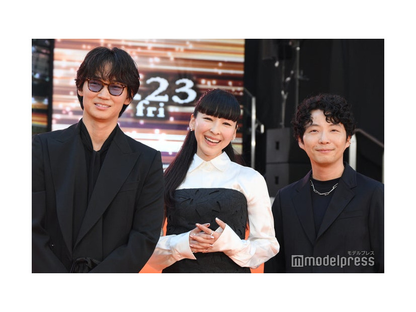 シェアード・ユニバースプレミアイベントに登壇した「MIU404」チーム／綾野剛、麻生久美子、星野源（C）モデルプレス