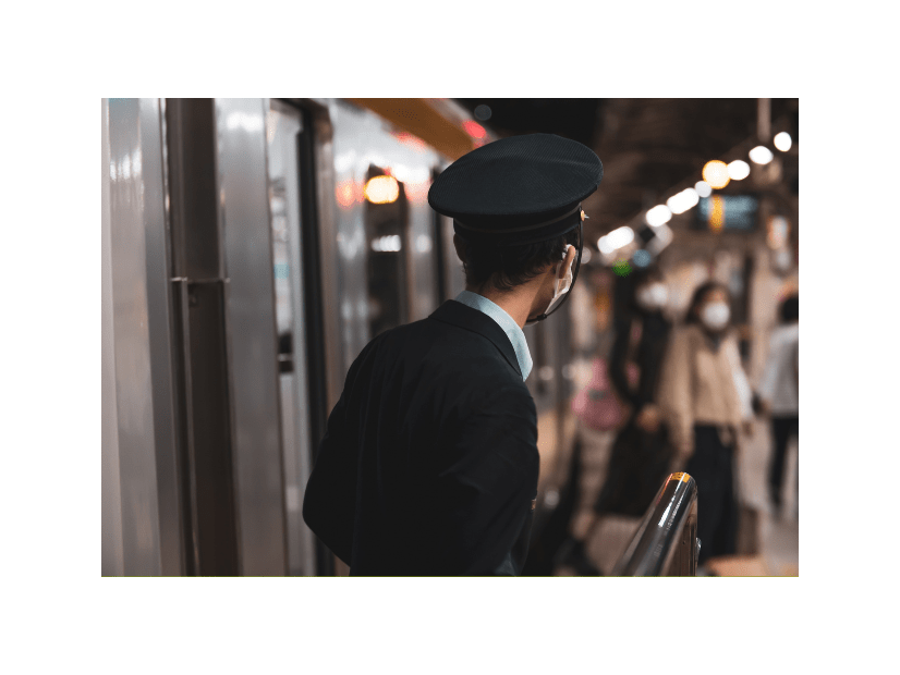 駅でさまざまな国籍の外国人が“駅員さん”に話しかけていて…→すると、駅員さんの神対応に「カッコイイ」「尊敬」