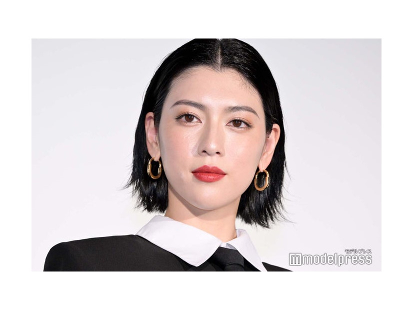 ショートヘアの三吉彩花（C）モデルプレス