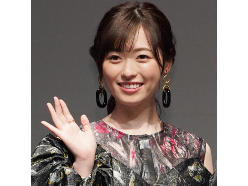 「可愛すぎる」福原遥、前髪パッツンな“密子さん”ピースSHOTに反響「お美しいです！」