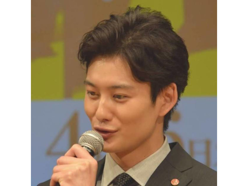 「これは反則」岡田将生、顔を“ひょっこり”覗かせたお茶目SHOTに反響「どんな姿も可愛い」