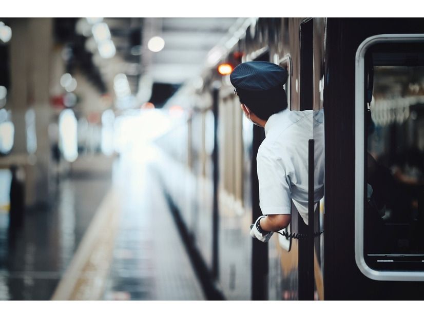 1時間に1本の電車で登校。寝坊し必死に改札まで走ると…駅員さんの神対応に「10年経った今でも心に残っています」