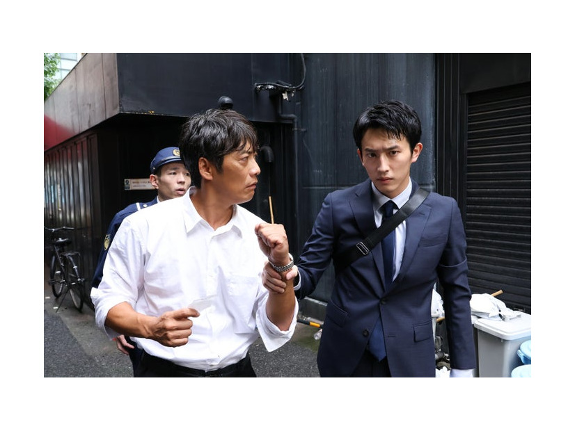 反町隆史、杉野遥亮「オクラ〜迷宮入り事件捜査〜」第1話（C）フジテレビ