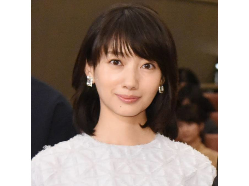 「透明感」波瑠、色白美肌が際立つ透け感コーデにファンうっとり「妖精のよう」