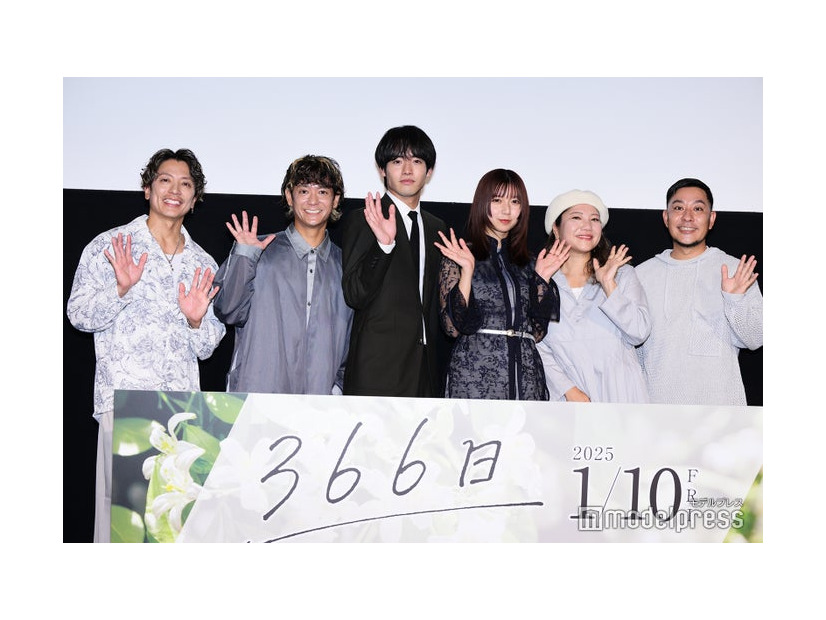 映画「366日」最速試写会舞台挨拶に登場した（左から）許田信介、新里英之、赤楚衛二、上白石萌歌、仲宗根泉、名嘉俊（C）モデルプレス