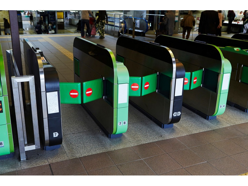 【駅で】特急券を取り忘れ…慌てて「一度外に出してください」すると、駅員からまさかの言葉が！？