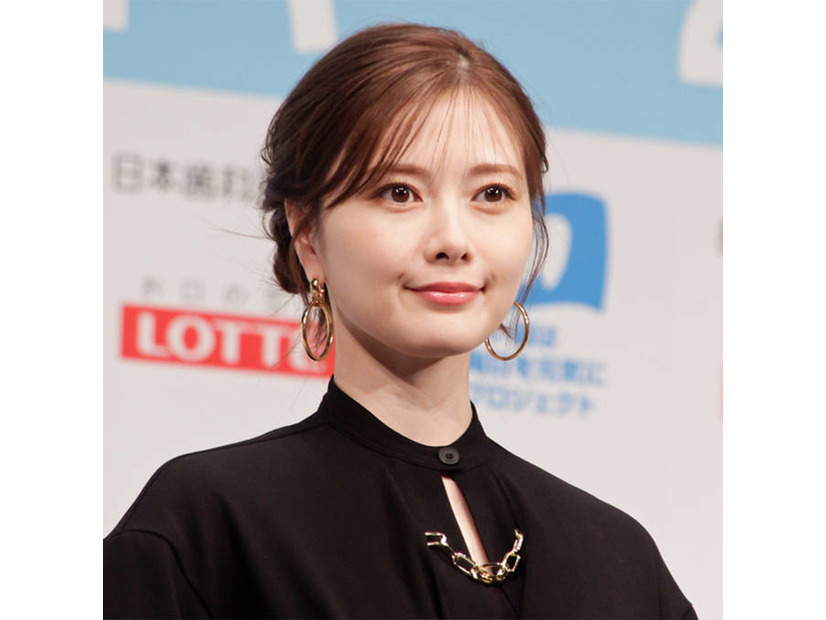 白石麻衣、美フェイスライン際立つ横顔SHOTにファンうっとり「色っぽい」「めっちゃ綺麗」