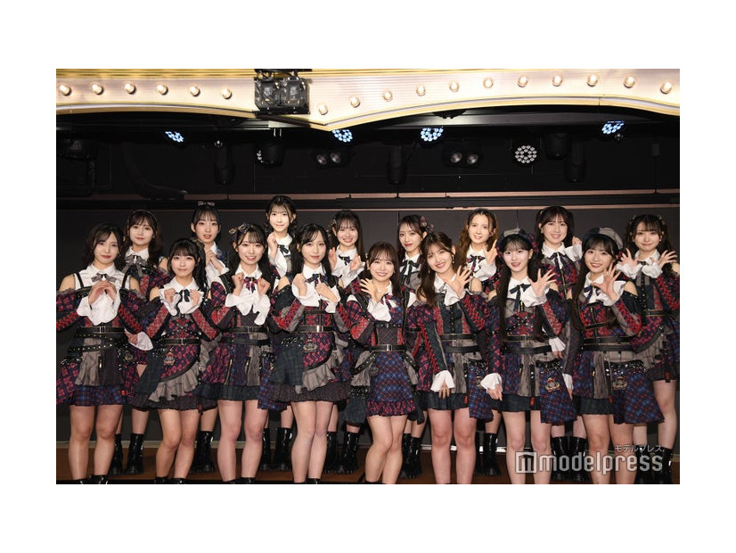 AKB48（前列左から）下尾みう、佐藤綺星、山内瑞葵、小栗有以、倉野尾成美、村山彩希、八木愛月、秋山由奈（後列）鈴木くるみ、山口結愛、千葉恵里、伊藤百花、向井地美音、水島美結、永野芹佳、山崎空（C）モデルプレス