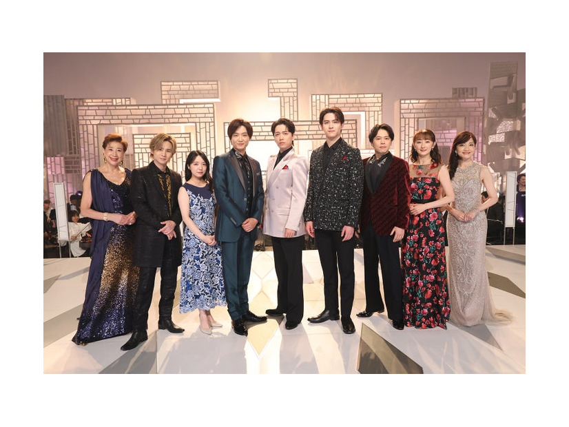 （左から）前田美波里、堂本光一、上白石萌音、井上芳雄、山崎育三郎、甲斐翔真、中川晃教、花總まり、島田歌穂（C）フジテレビ