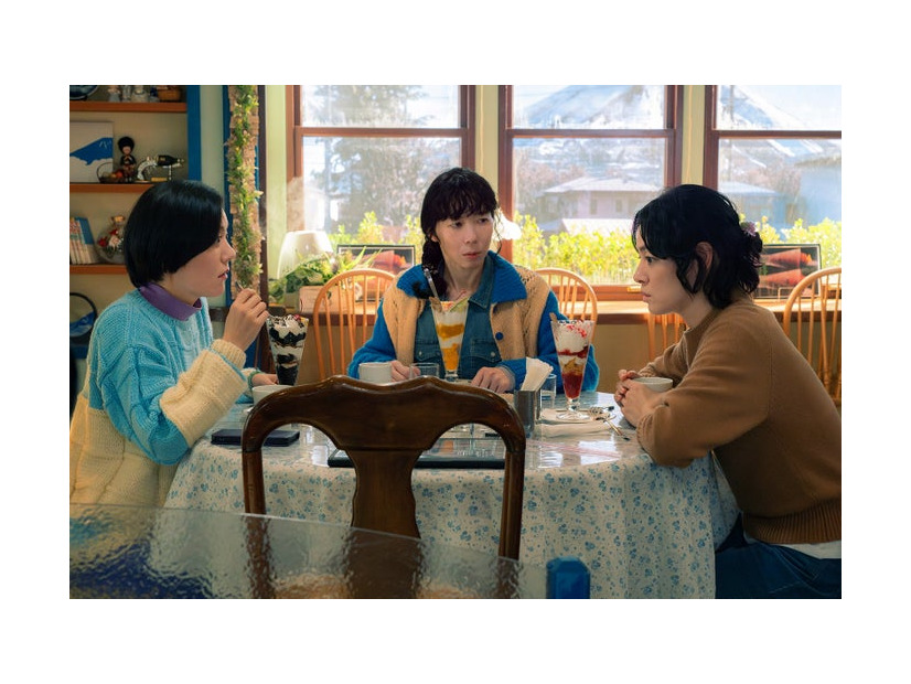 鈴木杏、平岩紙、市川実日子「ホットスポット」第1話（C）日本テレビ