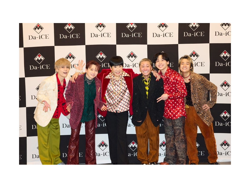 （左から）岩岡徹、花村想太、和田アキ子、大野雄大、工藤大輝、和田颯（提供写真）
