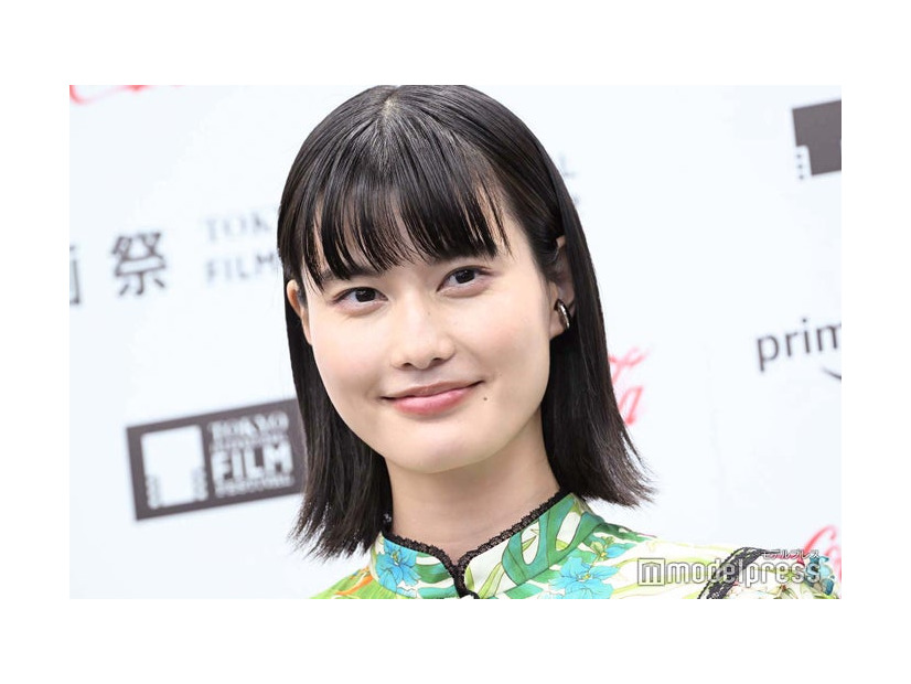 黒髪の橋本愛（C）モデルプレス