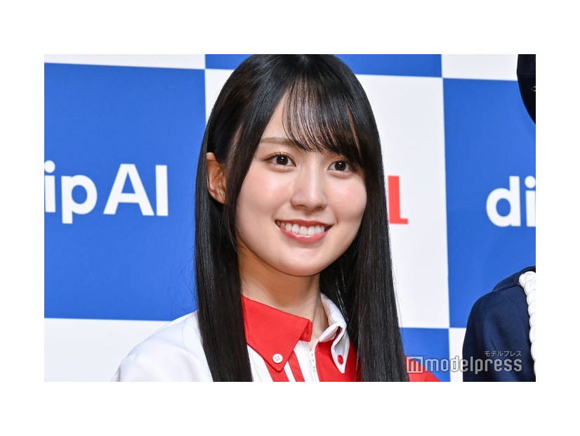 黒髪の賀喜遥香（C）モデルプレス