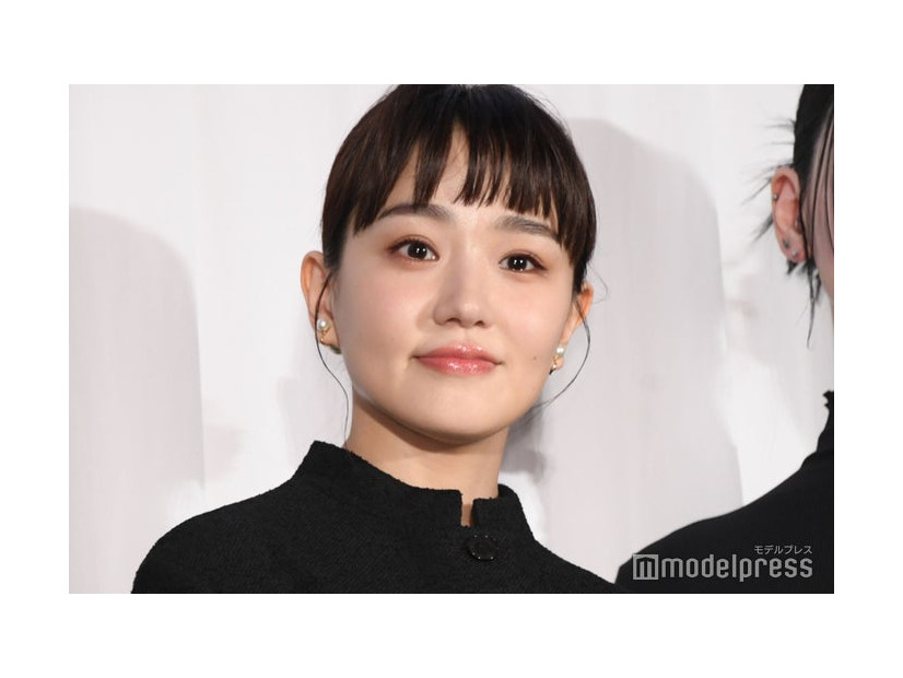 暗髪の奈緒（C）モデルプレス