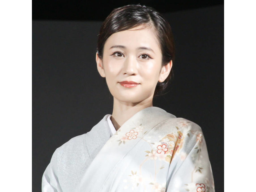 前田敦子、ほっそり美脚がチラリ！私服コーデに称賛の声「めっちゃスタイル良い」「おしゃれ」