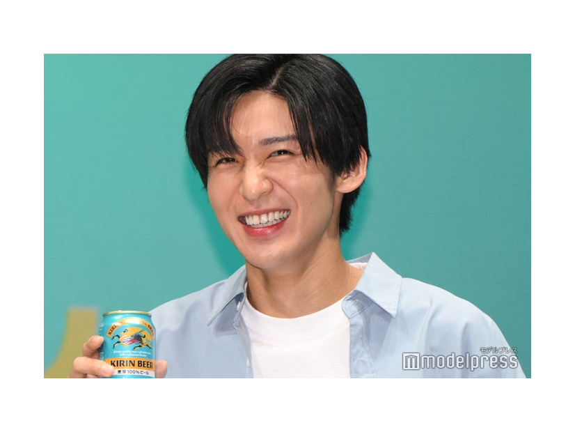 内村光良に“目黒潰し”される目黒蓮（C）モデルプレス