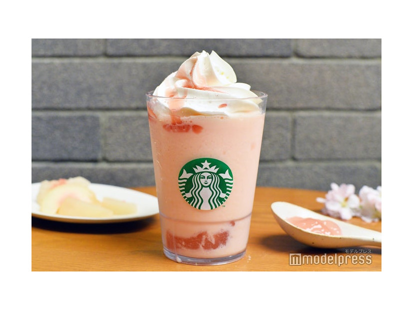 白桃と桜わらびもち フラペチーノ（C）モデルプレス